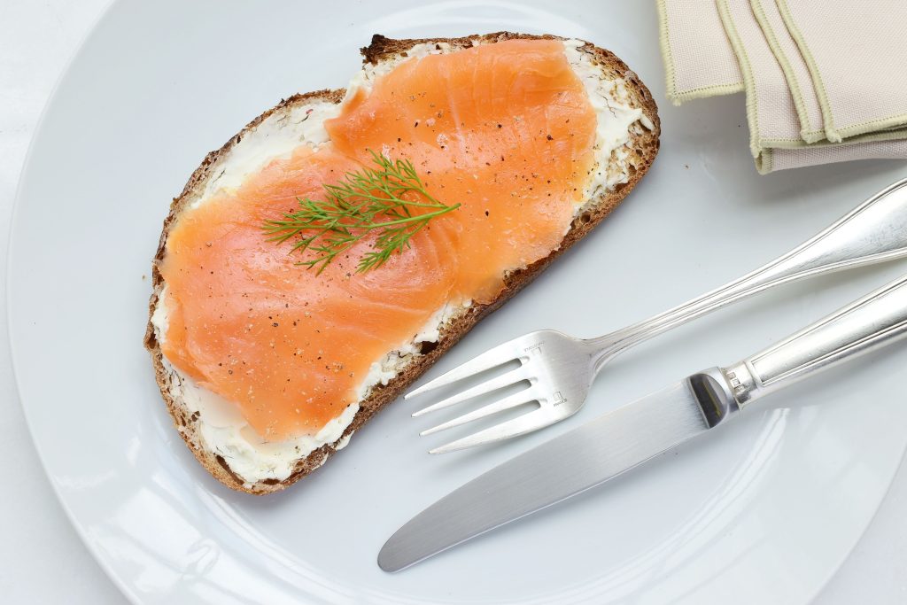 OFFERTA COLAZIONE SALATA OMELETTE E PANE CON SALMONE HOTEL BORGOMANERO