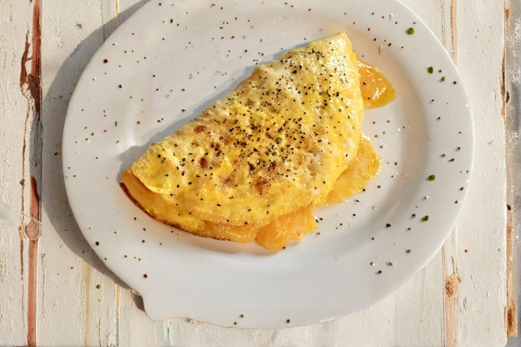 OFFERTA COLAZIONE SALATA OMELETTE E PANE CON SALMONE HOTEL BORGOMANERO